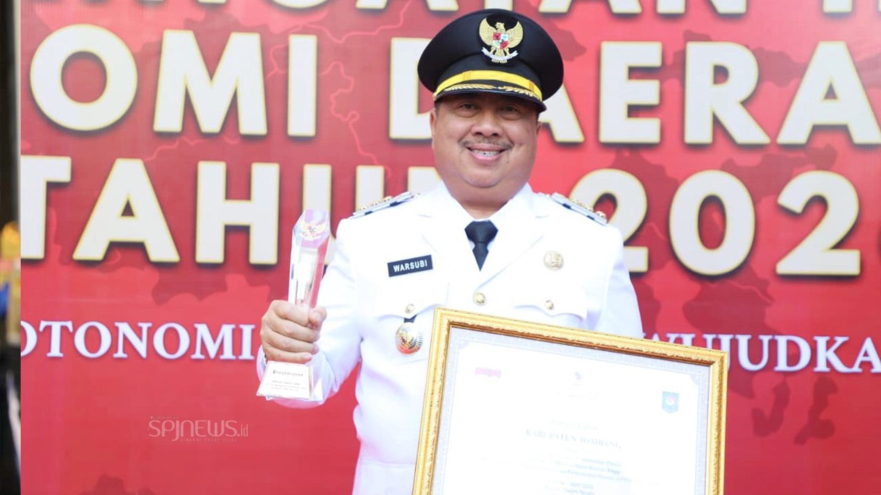 Jombang Peringkat 4 Nasional EPPD 2025, Bupati Warsubi Terima Penghargaan Kemendagri